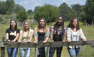 Die jungen BfGT-Politikerinnen Ioanna Ziarra, Kelly Seibel, Lara Morkes, Sarah Alawuru und Natalia Gadomski. - BfGT Die jungen BfGT-Politikerinnen Ioanna Ziarra, Kelly Seibel, Lara Morkes, Sarah Alawuru und Natalia Gadomski. - BfGT