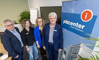 Beim Pressegespräch berichten die Jobcenter-Bereichleiter Markus Keßler (v.l.), Sandra Menke-Fritz und Simone Böhmer sowie Geschäftsführerin Barbara Schäfer über das Thema Bürgergeld im Kreis Paderborn. - Niklas Tüns Beim Pressegespräch berichten die Jobcenter-Bereichleiter Markus Keßler (v.l.), Sandra Menke-Fritz und Simone Böhmer sowie Geschäftsführerin Barbara Schäfer über das Thema Bürgergeld im Kreis Paderborn. - Niklas Tüns