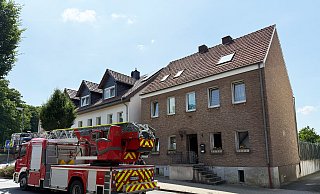 Bei einem Küchenbrand im Erdgeschoss geriet eine Dunstabzugshaube in Brand. Zwei Kinder zogen sich Rauchgasvergiftungen zu und wurden ins Brüderkrankenhaus nach Paderborn eingeliefert. - Ralph Meyer Bei einem Küchenbrand im Erdgeschoss geriet eine Dunstabzugshaube in Brand. Zwei Kinder zogen sich Rauchgasvergiftungen zu und wurden ins Brüderkrankenhaus nach Paderborn eingeliefert. - Ralph Meyer