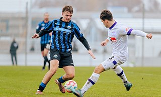 Der 17 Jahre junge SCP-Akteur David Stamm (l.), hier im Duell gegen den Osnabrücker Florian Kleinhansl, legte einen couragierten Testspiel-Auftritt hin. - Besim Mazhiqi Der 17 Jahre junge SCP-Akteur David Stamm (l.), hier im Duell gegen den Osnabrücker Florian Kleinhansl, legte einen couragierten Testspiel-Auftritt hin. - Besim Mazhiqi