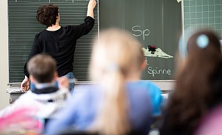 Die Stadt Bad Oeynhausen will zwei zusätzliche Schulsozialarbeiterstellen für den Grundschulbereich ab dem Haushaltsjahr 2026 einrichten. - dpa Die Stadt Bad Oeynhausen will zwei zusätzliche Schulsozialarbeiterstellen für den Grundschulbereich ab dem Haushaltsjahr 2026 einrichten. - dpa