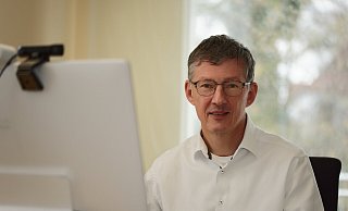 Spenges Bürgermeister Bernd Dumcke blickt auf die vergangenen Corona-Jahre zurück. Er könnte sich vorstellen, die aus der Pandemie resultierenden Kosten über 50 Jahren zurückzuzahlen. Und er plant - wenn die Verbreitung des Virus' es zulässt - für dieses Jahr zwei Feiern in der Stadt. - Andreas Sundermeier Spenges Bürgermeister Bernd Dumcke blickt auf die vergangenen Corona-Jahre zurück. Er könnte sich vorstellen, die aus der Pandemie resultierenden Kosten über 50 Jahren zurückzuzahlen. Und er plant - wenn die Verbreitung des Virus' es zulässt - für dieses Jahr zwei Feiern in der Stadt. - Andreas Sundermeier