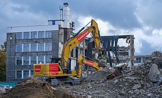 Insgesamt sieben große Bagger reißen aktuell den Graphia-Komplex ab. Der Bauschutt wird vor Ort aufbereitet und soll beim Neubau wieder genutzt werden. - Andreas Zobe Insgesamt sieben große Bagger reißen aktuell den Graphia-Komplex ab. Der Bauschutt wird vor Ort aufbereitet und soll beim Neubau wieder genutzt werden. - Andreas Zobe