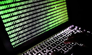 Laut BSI-Vize Schabhüser ist Deutschland im vergangenen Jahr in zwei Fällen von Cyberangriffen nur knapp an einer Krise vorbeigeschrammt (Symbolfoto). - Oliver Berg/dpa Laut BSI-Vize Schabhüser ist Deutschland im vergangenen Jahr in zwei Fällen von Cyberangriffen nur knapp an einer Krise vorbeigeschrammt (Symbolfoto). - Oliver Berg/dpa