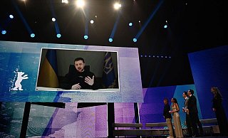Wolodymyr Selenskyj, Präsident der Ukraine, spricht per Video-Leinwand zu den Besuchern der Eröffnung der Berlinale. Als erster Film wird die Komödie «She came to me» gezeigt. - Monika Skolimowska/dpa Wolodymyr Selenskyj, Präsident der Ukraine, spricht per Video-Leinwand zu den Besuchern der Eröffnung der Berlinale. Als erster Film wird die Komödie «She came to me» gezeigt. - Monika Skolimowska/dpa