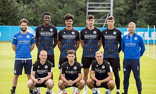 Athletiktrainer Niklas Klasen (oben, v. l.), Bryan Lasme, Guilherme Ramos, Janni Serra, Nachwuchstorhüter Arne Schulz, Trainer Frank Kramer sowie unten Sebastian Vasiliadis, Vladislav Cherny aus dem eigenen Nachwuchs und Florian Krüger. - Oliver Krato Athletiktrainer Niklas Klasen (oben, v. l.), Bryan Lasme, Guilherme Ramos, Janni Serra, Nachwuchstorhüter Arne Schulz, Trainer Frank Kramer sowie unten Sebastian Vasiliadis, Vladislav Cherny aus dem eigenen Nachwuchs und Florian Krüger. - Oliver Krato