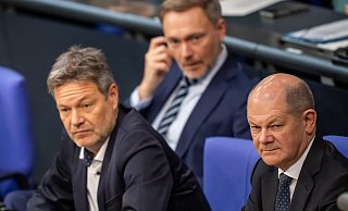 Politische Führungskräfte diskutieren im Bundestag: Die Entwicklungen in OWL spiegeln das zunehmende politische Engagement wider. - Michael Kappeler/dpa Politische Führungskräfte diskutieren im Bundestag: Die Entwicklungen in OWL spiegeln das zunehmende politische Engagement wider. - Michael Kappeler/dpa