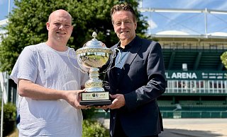 Sven Wortmann (l.), Geschäftsführer der Wortmann AG, und Turnierdirektor Ralf Weber freuen sich auf 32. Auflage der Terra Wortmann Open in Halle. Den Siegerpokal haben sie extra fürs Foto frisch polieren lassen. - Dennis Bleck Sven Wortmann (l.), Geschäftsführer der Wortmann AG, und Turnierdirektor Ralf Weber freuen sich auf 32. Auflage der Terra Wortmann Open in Halle. Den Siegerpokal haben sie extra fürs Foto frisch polieren lassen. - Dennis Bleck