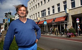 Der Bielefelder Gastronom Achim Fiolka ist gestorben. Das Archivfoto zeigt ihn im Mai 2013 vor dem "Pepper's" am Rathaus. - Sarah Jonek Der Bielefelder Gastronom Achim Fiolka ist gestorben. Das Archivfoto zeigt ihn im Mai 2013 vor dem "Pepper's" am Rathaus. - Sarah Jonek