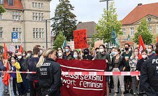 400 Paderbornerinnen und Paderborner schrien auf dem Domplatz den Teilnehmenden der AfD-Wahlkampfveranstaltung „Nazis raus!" entgegen - Wiebke Wellnitz 400 Paderbornerinnen und Paderborner schrien auf dem Domplatz den Teilnehmenden der AfD-Wahlkampfveranstaltung „Nazis raus!" entgegen - Wiebke Wellnitz