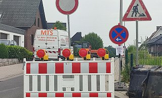 An der Bindingstraße werden die Kanalschächte erneuert. Die Arbeiten sollen Anfang nächster Woche beendet sein. Bis dahin herrscht absolutes Halteverbot an der Straße. - Anastasia von Fugler An der Bindingstraße werden die Kanalschächte erneuert. Die Arbeiten sollen Anfang nächster Woche beendet sein. Bis dahin herrscht absolutes Halteverbot an der Straße. - Anastasia von Fugler