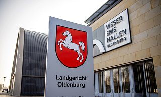 In den Weser-Ems-Hallen in Oldenburg findet aus Platzgründen der Prozess gegen frühere Vorgesetzte des ehemaligen Krankenpflegers Högel statt. - Sina Schuldt/dpa-Pool/dpa In den Weser-Ems-Hallen in Oldenburg findet aus Platzgründen der Prozess gegen frühere Vorgesetzte des ehemaligen Krankenpflegers Högel statt. - Sina Schuldt/dpa-Pool/dpa