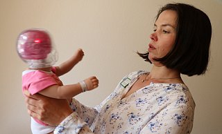 Annekathrin Kronsbein, Pressesprecherin der St.-Vincenz-Kliniken demonstriert das Schütteln an einer speziellen Puppe. Das rote Licht verdeutlich die Erschütterungen im Gehirn. - Holger Kosbab Annekathrin Kronsbein, Pressesprecherin der St.-Vincenz-Kliniken demonstriert das Schütteln an einer speziellen Puppe. Das rote Licht verdeutlich die Erschütterungen im Gehirn. - Holger Kosbab