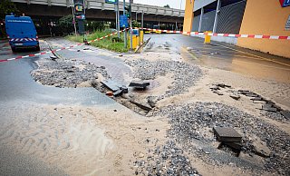 In der Große-Kurfürsten-Straße ist am Donnerstagmorgen eine Trinkwasser-Transportleitung gebrochen. Mitarbeiter der Stadtwerke reparieren jetzt den Schaden. - Mike-Dennis Müller In der Große-Kurfürsten-Straße ist am Donnerstagmorgen eine Trinkwasser-Transportleitung gebrochen. Mitarbeiter der Stadtwerke reparieren jetzt den Schaden. - Mike-Dennis Müller