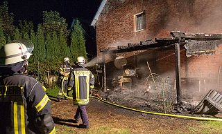 Bei dem Brand am Anbau entstand im Bielefelder Norden erheblicher Sachschaden in mutmaßlich fünfstelliger Höhe. Rauch zog durch ein gekipptes Fenster auch ins Wohnhaus. - Christian Mathiesen Bei dem Brand am Anbau entstand im Bielefelder Norden erheblicher Sachschaden in mutmaßlich fünfstelliger Höhe. Rauch zog durch ein gekipptes Fenster auch ins Wohnhaus. - Christian Mathiesen