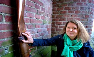 Verbeultes Metall: Schon wieder haben Kupferdiebe die St. Pankratius-Kirche in der Gütersloher Innenstadt heimgesucht. An einer Stelle wüteten die Täter vergeblich, wie Monika Kuper, Verwaltungschefin im Pastoralen Raum, zeigt. Dennoch ist wieder ein hoher Schaden angerichtet worden. - Andreas Frücht Verbeultes Metall: Schon wieder haben Kupferdiebe die St. Pankratius-Kirche in der Gütersloher Innenstadt heimgesucht. An einer Stelle wüteten die Täter vergeblich, wie Monika Kuper, Verwaltungschefin im Pastoralen Raum, zeigt. Dennoch ist wieder ein hoher Schaden angerichtet worden. - Andreas Frücht