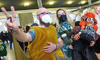 Florian Koch und Freundin Laura Stertkamp sind begeistert. Der Affenhut wird im nächsten Musikvideo der Rockband "Burning Lizzard" auftauchen. Das Drachenkostüm mit hier unsichtbarem Schwänzchen hat der Gitarrist nur zum Spaß angezogen. - Barbara Franke Florian Koch und Freundin Laura Stertkamp sind begeistert. Der Affenhut wird im nächsten Musikvideo der Rockband "Burning Lizzard" auftauchen. Das Drachenkostüm mit hier unsichtbarem Schwänzchen hat der Gitarrist nur zum Spaß angezogen. - Barbara Franke
