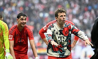 Thomas Müller (r) feiert vor der Bayern-Kurve in Leipzig. - Elisa Schu/dpa Thomas Müller (r) feiert vor der Bayern-Kurve in Leipzig. - Elisa Schu/dpa