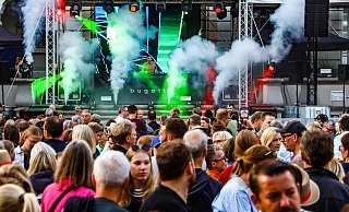 DJ Dirk Siedhoff heizt der Menge ordentlich ein. Nach und nach strömen immer mehr, der mehr als Tausend-Besucher, Richtung Rathaustreppe - Daniel Salmon DJ Dirk Siedhoff heizt der Menge ordentlich ein. Nach und nach strömen immer mehr, der mehr als Tausend-Besucher, Richtung Rathaustreppe - Daniel Salmon