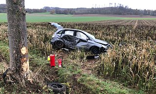 Für den Fahrer des Kompaktwagens kam jede Hilfe zu spät, er starb noch an der Unfallstelle. - Polizei Höxter Für den Fahrer des Kompaktwagens kam jede Hilfe zu spät, er starb noch an der Unfallstelle. - Polizei Höxter