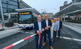 Olaf Lewald (l.) und Dirk Vahrson (2.v.r.) vom Amt für Verkehr sowie Martin Uekmann (2.v.l.) und Kai-Uwe Steinbrecher (r.) vom Verkehrsunternehmen MoBiel durchschneiden symbolisch das Band für den ÖPNV auf dem Jahnplatz. - Andreas Zobe Olaf Lewald (l.) und Dirk Vahrson (2.v.r.) vom Amt für Verkehr sowie Martin Uekmann (2.v.l.) und Kai-Uwe Steinbrecher (r.) vom Verkehrsunternehmen MoBiel durchschneiden symbolisch das Band für den ÖPNV auf dem Jahnplatz. - Andreas Zobe