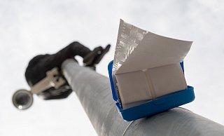 Provokant: Draffoh Rheinmanns Toilettenrolle am Mast des „Melilla Mauerspringers" soll sowohl das Kunstwerk als auch die Flüchtlingsproblematik wieder ins Bewusstsein der Menschen holen. - Ralf Bittner Provokant: Draffoh Rheinmanns Toilettenrolle am Mast des „Melilla Mauerspringers" soll sowohl das Kunstwerk als auch die Flüchtlingsproblematik wieder ins Bewusstsein der Menschen holen. - Ralf Bittner