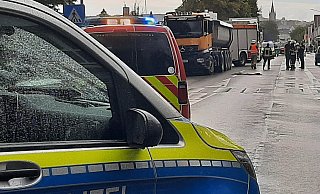 Die Ortsdurchfahrt in Warburg-Rimbeck nach dem schweren Unfall bis in den Abend gesperrt. - Dieter Scholz Die Ortsdurchfahrt in Warburg-Rimbeck nach dem schweren Unfall bis in den Abend gesperrt. - Dieter Scholz