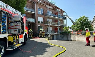 Mit gut 45 Einsatzkräften rückt die Paderborner Feuerwehr zu einem Wohnungsbrand an der Horner Straße aus. - Ralph Meyer Mit gut 45 Einsatzkräften rückt die Paderborner Feuerwehr zu einem Wohnungsbrand an der Horner Straße aus. - Ralph Meyer