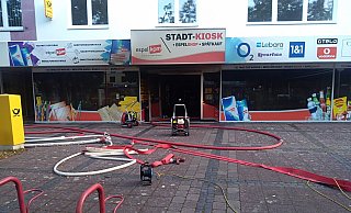 Die Geschäftsräume inkluisve Postfiliale wurden durch die Rauchentwicklung in Mitleidenschaft gezogen. Die Feuerwehr setzte deshalb Hochdrucklüfter ein. - Feuerwehr Espelkamp/Michael Dresing Die Geschäftsräume inkluisve Postfiliale wurden durch die Rauchentwicklung in Mitleidenschaft gezogen. Die Feuerwehr setzte deshalb Hochdrucklüfter ein. - Feuerwehr Espelkamp/Michael Dresing