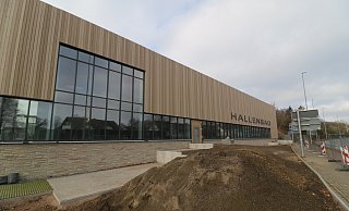 Die Fassade des neuen Hallenbades Höxter - hölzerne Verkleidung und Schriftzug sind komplett. - Simone Flörke Die Fassade des neuen Hallenbades Höxter - hölzerne Verkleidung und Schriftzug sind komplett. - Simone Flörke