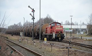 Railion 294 590 führte einen Güterzug von der Exxon-Niederlassung Barenburg auf der Strecke des Sulinger Kreuzes nach Sulingen. - Joern Spreen-Ledebur Railion 294 590 führte einen Güterzug von der Exxon-Niederlassung Barenburg auf der Strecke des Sulinger Kreuzes nach Sulingen. - Joern Spreen-Ledebur