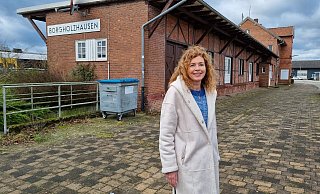 Oft stand Anja Sperlich schon als Eigentümerin vor dem Bahnhofsgebäude in Borgholzhausen für Fotos bereit. Diesmal könnte es das letzte Mal gewesen sein - denn die besondere Immobilie sucht einen neuen Besitzer. - Moritz Trinsch Oft stand Anja Sperlich schon als Eigentümerin vor dem Bahnhofsgebäude in Borgholzhausen für Fotos bereit. Diesmal könnte es das letzte Mal gewesen sein - denn die besondere Immobilie sucht einen neuen Besitzer. - Moritz Trinsch