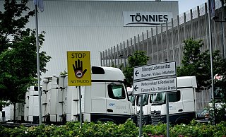 Die moralische und juristische Verpflichtung für den Tönnies-Konzern wird seit Monaten heiß diskutiert - und ist bis heute ungeklärt. - Andreas Frücht Die moralische und juristische Verpflichtung für den Tönnies-Konzern wird seit Monaten heiß diskutiert - und ist bis heute ungeklärt. - Andreas Frücht