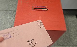 Auch Briefdirektwahl ist möglich: Der Wahlumschlag mit den Stimmzetteln kommt dann in eine Wahlurne, wird erst am Wahltag ausgezählt. - Janet König Auch Briefdirektwahl ist möglich: Der Wahlumschlag mit den Stimmzetteln kommt dann in eine Wahlurne, wird erst am Wahltag ausgezählt. - Janet König