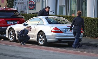 Polizei und Spurensicherung nahmen neben den Personen auch alle Fahrzeuge in Tatortnäge genauer unter die Lupe. Darunter soll auch ein Wagen der Familie des Angeklagten A. gestanden haben. - Oliver Krato Polizei und Spurensicherung nahmen neben den Personen auch alle Fahrzeuge in Tatortnäge genauer unter die Lupe. Darunter soll auch ein Wagen der Familie des Angeklagten A. gestanden haben. - Oliver Krato