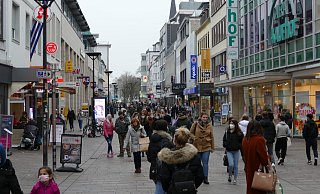Die City ist wieder belebt. Vor einigen Läden bilden sich Warteschlangen, weil nur eine begrenzte Kundenzahl zugelassen ist. - Benedikt Riemer Die City ist wieder belebt. Vor einigen Läden bilden sich Warteschlangen, weil nur eine begrenzte Kundenzahl zugelassen ist. - Benedikt Riemer