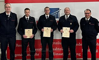 Der kommissarische Löschzugleiter Sven Stratemann (l.) und Rainer Hartmann, Leiter der Feuerwehr Altenbeken (r.), gratulierten dem neuen Team Sven Schadomsky (v. l.), Sebastian Kaiser und Christoph Göke. - Feuerwehr Altenbeken Der kommissarische Löschzugleiter Sven Stratemann (l.) und Rainer Hartmann, Leiter der Feuerwehr Altenbeken (r.), gratulierten dem neuen Team Sven Schadomsky (v. l.), Sebastian Kaiser und Christoph Göke. - Feuerwehr Altenbeken