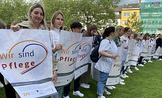 Saskia Neumann (20, links) aus Schloß Holte-Stukenbrock ist im dritten Lehrjahr als Auszubildende zur Pflegefachfrau tätig. Sie gehört zu den Teilnehmern der Kundgebung vor dem Rathaus. - Christian Bröder Saskia Neumann (20, links) aus Schloß Holte-Stukenbrock ist im dritten Lehrjahr als Auszubildende zur Pflegefachfrau tätig. Sie gehört zu den Teilnehmern der Kundgebung vor dem Rathaus. - Christian Bröder