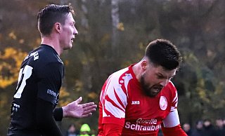 Abwehraktion wie einen Torerfolg gefeiert: Dennis Quirin hat den Theesener Kai-Niklas Janz gerade noch am Torschuss gehindert. - Niklas Gessat Abwehraktion wie einen Torerfolg gefeiert: Dennis Quirin hat den Theesener Kai-Niklas Janz gerade noch am Torschuss gehindert. - Niklas Gessat