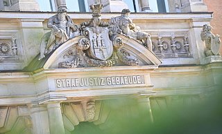 Das Strafjustizgebäude am Hamburger Sievekingsplatz. Ein 62-Jähriger ist dort wegen Zeigens des «Z»-Symbols zu einer Geldstrafe verurteilt worden. - Jonas Walzberg/dpa Das Strafjustizgebäude am Hamburger Sievekingsplatz. Ein 62-Jähriger ist dort wegen Zeigens des «Z»-Symbols zu einer Geldstrafe verurteilt worden. - Jonas Walzberg/dpa