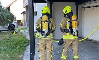 Atemschutzträger stehen während der Löscharbeiten in Bereitschaft. - Feuerwehr Bad Lippspringe Atemschutzträger stehen während der Löscharbeiten in Bereitschaft. - Feuerwehr Bad Lippspringe