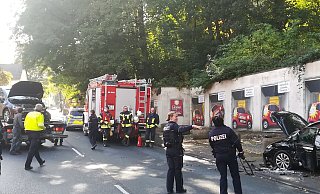 Polizei und Feuerwehr sichern die Unfallstelle. - Frank Hartmann Polizei und Feuerwehr sichern die Unfallstelle. - Frank Hartmann