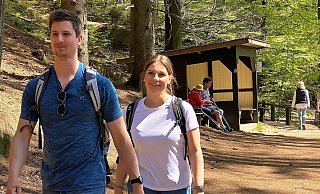 Auf Tageswanderung rund um den Tönsberg. Robert Bormes und Marion Berges aus Gronau entdecken die Wanderwege Oerlinghausens. Im Hintergrund ist die Schutzhütte am Wassertretbecken zu sehen. - Horst Biere Auf Tageswanderung rund um den Tönsberg. Robert Bormes und Marion Berges aus Gronau entdecken die Wanderwege Oerlinghausens. Im Hintergrund ist die Schutzhütte am Wassertretbecken zu sehen. - Horst Biere