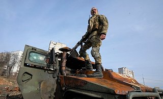 Ein ukrainischer Soldat steht nach einem Gefecht auf einem zerstörten russischen Schützenpanzer. - Foto: Efrem Lukatsky/AP/dpa Ein ukrainischer Soldat steht nach einem Gefecht auf einem zerstörten russischen Schützenpanzer. - Foto: Efrem Lukatsky/AP/dpa
