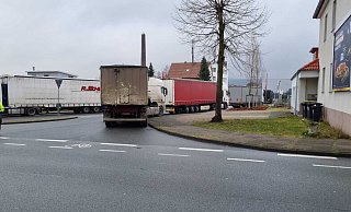Lkw-Chaos rund um Gestamp in Brackwede. - NW Lkw-Chaos rund um Gestamp in Brackwede. - NW