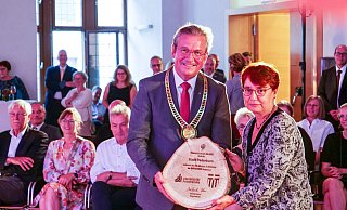 Platzhalter: Bürgermeister Michael Dreier überreicht Uni-Präsidentin Birgitt Riegraf eine Baumscheibe aus Tornado-Brucholz. Der echte Baum für die Uni, eine Rotbuche, folgt im Herbst. - Ralph Meyer Platzhalter: Bürgermeister Michael Dreier überreicht Uni-Präsidentin Birgitt Riegraf eine Baumscheibe aus Tornado-Brucholz. Der echte Baum für die Uni, eine Rotbuche, folgt im Herbst. - Ralph Meyer