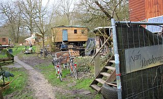 Wagabanda besteht aus zehn Bauwagen mit 15 Bewohnern. Stromanschluss und fließendes Wasser gibt es nicht. Für die Toilette gibt es eine ökologische Kompostvariante. - Ansgar Mönter Wagabanda besteht aus zehn Bauwagen mit 15 Bewohnern. Stromanschluss und fließendes Wasser gibt es nicht. Für die Toilette gibt es eine ökologische Kompostvariante. - Ansgar Mönter