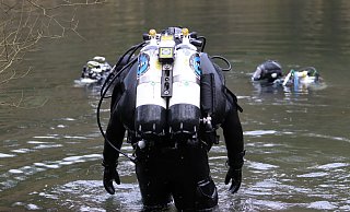 Berufstaucher der Feuerwehr haben am Donnerstag den Bergsee nach dem Vermissten abgesucht. MT- - Foto: Lehn Berufstaucher der Feuerwehr haben am Donnerstag den Bergsee nach dem Vermissten abgesucht. MT- - Foto: Lehn