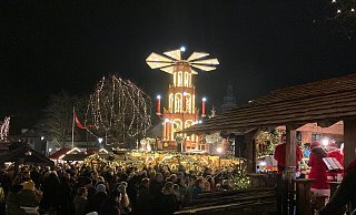 Die zwölf Meter hohe Weihnachtspyramide auf dem Salzhof gehört zu den echten Hinguckern des Weihnachtstraums. - Werbegemeinschaft Bad Salzuflen Die zwölf Meter hohe Weihnachtspyramide auf dem Salzhof gehört zu den echten Hinguckern des Weihnachtstraums. - Werbegemeinschaft Bad Salzuflen