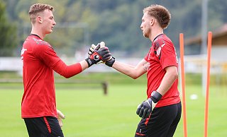 SCP-Keeper Pelle Boevink (r.) droht seinen Nummer-eins-Status an Neuzugang Markus Schubert zu verlieren. - Oliver Krato SCP-Keeper Pelle Boevink (r.) droht seinen Nummer-eins-Status an Neuzugang Markus Schubert zu verlieren. - Oliver Krato